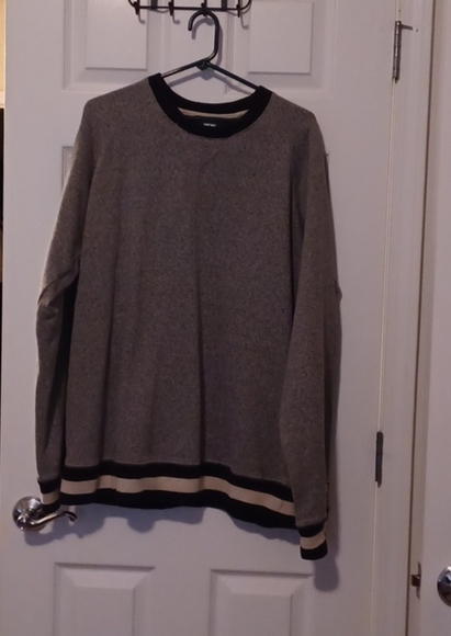 🌺Russell Athletic Gray Crewneck Sweatshirt with V-Stitch Detail🎉 - Picture 10 of 10